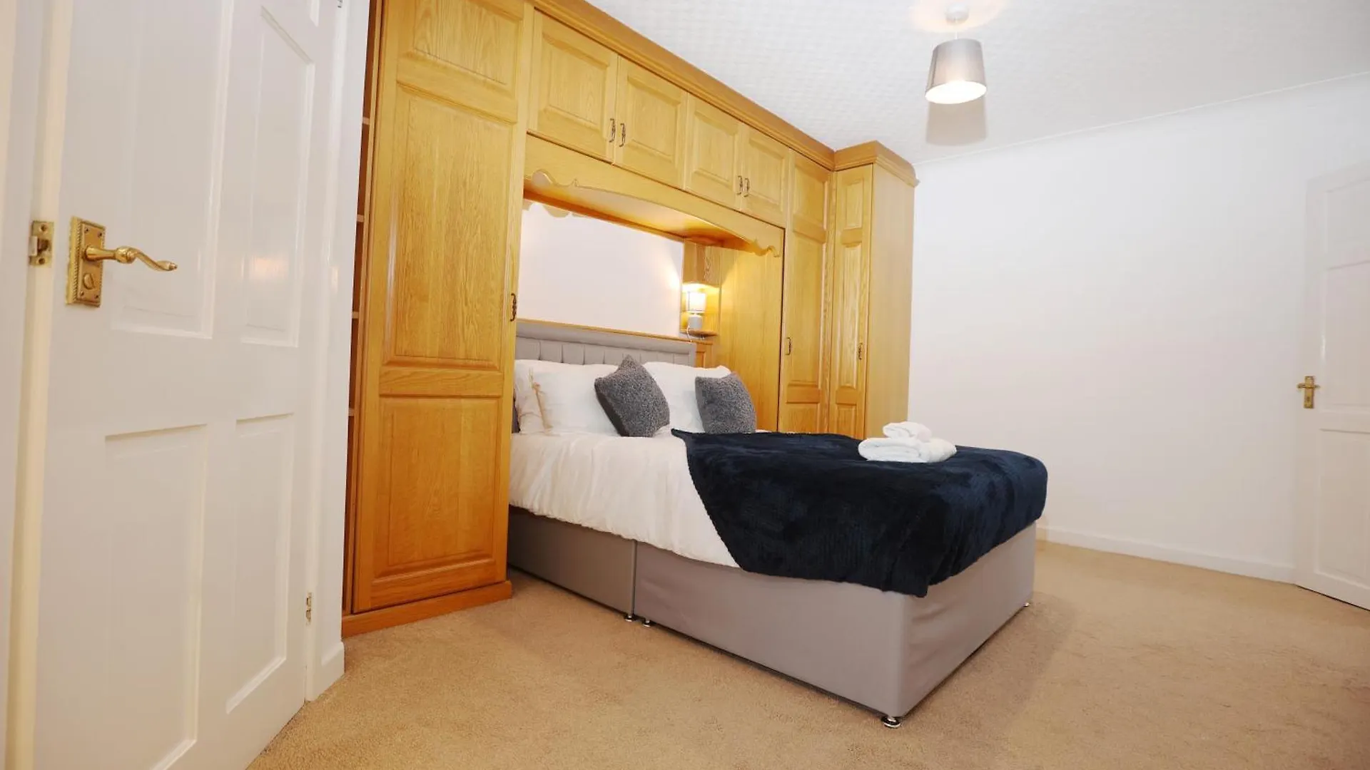 Hollybush House By N And N Stays Ltd, Great Location, Perfect For Relocations, Contractors, Workers Cardiff 0*,